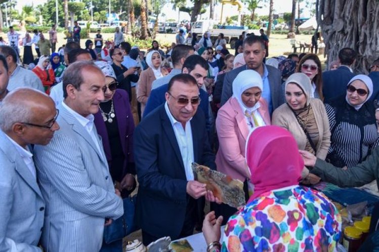 محافظ الإسكندرية يفتتح معرض الأسر المنتجة للمشغولات اليدوية