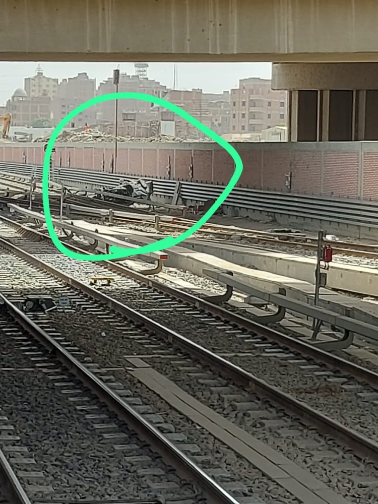 سقوط سيارة ملاكى من أعلى كوبري على شريط مترو الإنفاق بمحطة روض الفرج (صور)