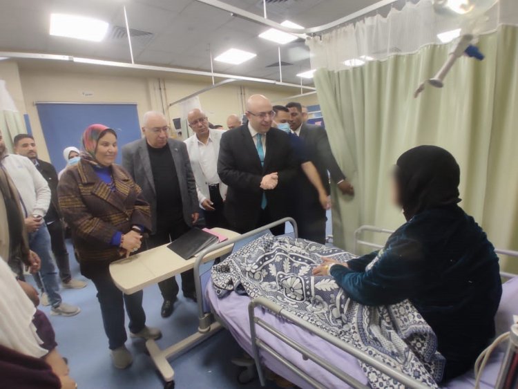 محافظ بني سويف يطمئن على المرضى الفلسطينيين أثناء تلقيهم العلاج بقسم الأورام