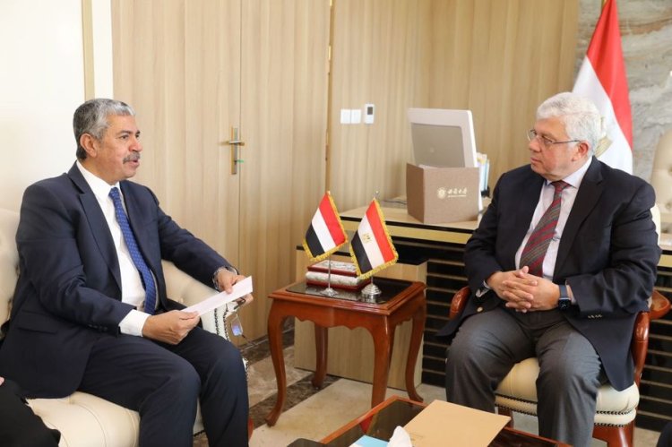 وزير التعليم العالي يناقش مع السفير اليمني بالقاهرة سُبل تعزيز التعاون